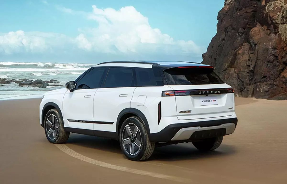 JAECOO J8 PHEV on a mountain road